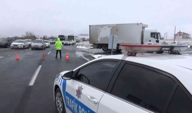 Aksaray'da olumsuz hava şartları yolları kapattı