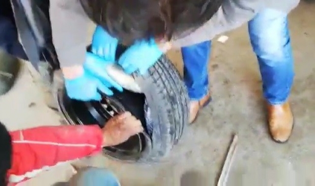 Araç lastiğinde uyuşturucu sevkiyatı yapanlar polisten kaçamadı