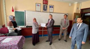 Derebucak'ta okuma yazmayı öğrenen kadın kursiyerler belgelerine kavuştu