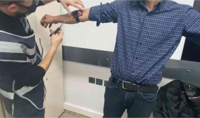 Ehliyet sınavında görüntülü ve sesli düzenekle yakalandı
