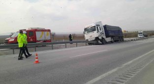 Kontrolden çıkan tır refüje çarptı: 1 yaralı