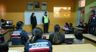 Öğrenciler çizgi film izleyerek eğitim aldı