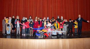 SÜ'de özel öğrenciler için tiyatro oyunu sahnelendi