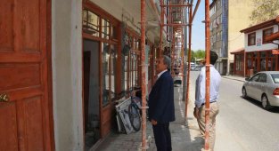 Akşehir İmaret Sokak'taki sokak sağlıklaştırma çalışmaları sürüyor