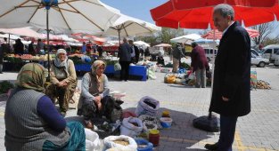 Başkan Akkaya Perşembe Pazarını ziyaret etti