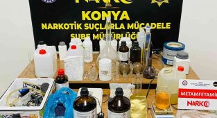 Konya'da uyuşturucu imalathanesine çevrilen eve baskın