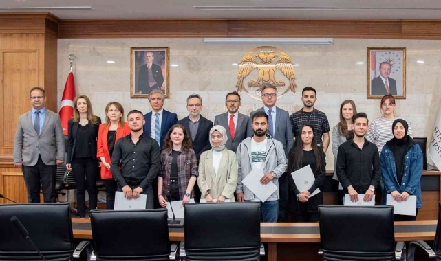 Rektör Aksoy'dan, 'ödül sahibi' genç iletişimcilere teşekkür