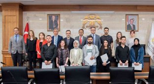 Rektör Aksoy'dan, 'ödül sahibi' genç iletişimcilere teşekkür