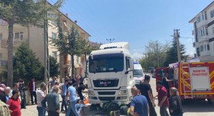 Tırın altında kalan bisikletli ağır yaralandı