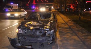 Yolun karşısına geçmek isteyen 2 genç otomobilin çarpması sonucu hayatını kaybetti