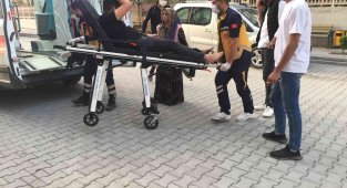 Yolun karşısına geçmek isteyen gencin ayağını otomobil ezdi