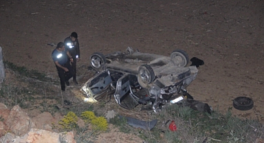 15 metre derinlikteki şarampole inerek tarlaya takla attı