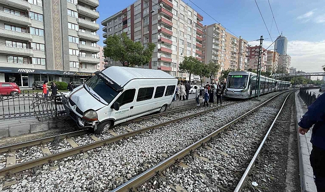 Alkollü sürücü minibüsle tramvay yoluna girdi