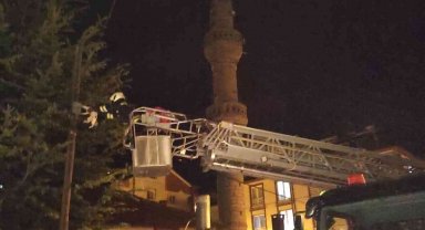 Çıktığı direkten inemeyen kediyi itfaiye kurtardı
