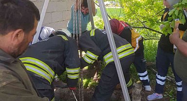 İndiği kuyuda mahsur kalan genci itfaiye kurtardı