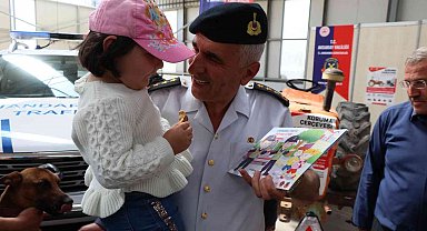 Jandarma komutanı fuarda çocuklara kitap dağıtıp jandarmayı anlattı