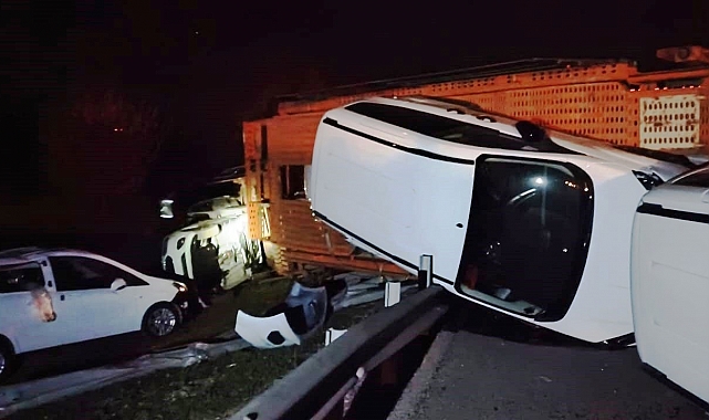Konya'da sıfır araçları taşıyan tır devrildi
