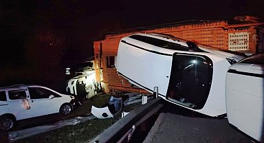 Konya'da sıfır araçları taşıyan tır devrildi