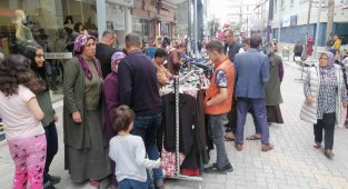 Mağazalar sokağa taştı, kasalarda uzun kuyruklar oluştu