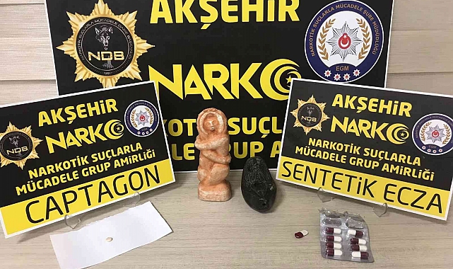 Otobüsteki yolcunun üzerinden uyuşturucu hap ve heykel çıktı