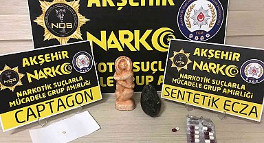 Otobüsteki yolcunun üzerinden uyuşturucu hap ve heykel çıktı