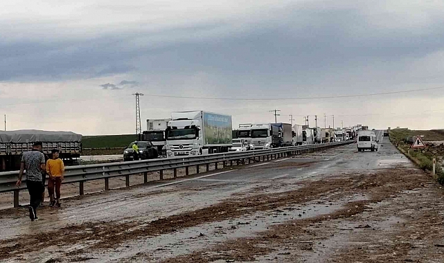 Aksaray'da sel nedeniyle Adana Yolu trafiğe kapatıldı