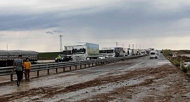 Aksaray'da sel nedeniyle Adana Yolu trafiğe kapatıldı