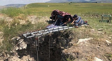 Definecilerin kazdığı kuyuya düşen kuzu iki gün süren uğraş sonunda kurtarıldı