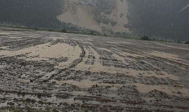 Derebucuk'ta ekili araziler sular altında kaldı