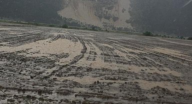 Derebucuk'ta ekili araziler sular altında kaldı