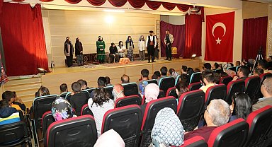 Gönüllü öğretmenler tiyatro ile sahnede ders verdi
