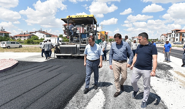 Hasan Kılca yol asfaltlama çalışmalarını yerinde inceledi