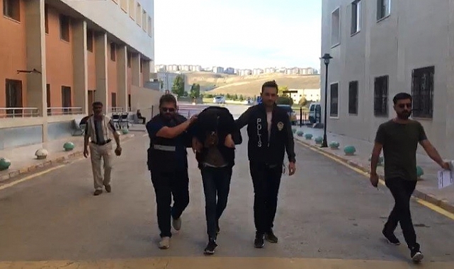 Hırsızlıktan aranan şüpheli kendisini durduran polise bıçakla saldırdı