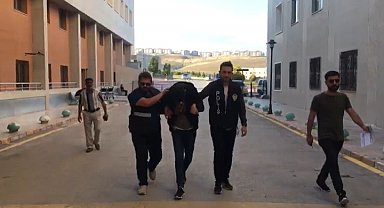 Hırsızlıktan aranan şüpheli kendisini durduran polise bıçakla saldırdı