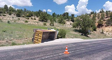 Karaman'da freni boşalan mucur yüklü kamyon devrildi: 1 yaralı
