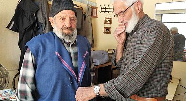 Polis hayalinden vazgeçti, ceketini satıp açtığı dükkanda 65 yıldır terzilik yapıyor