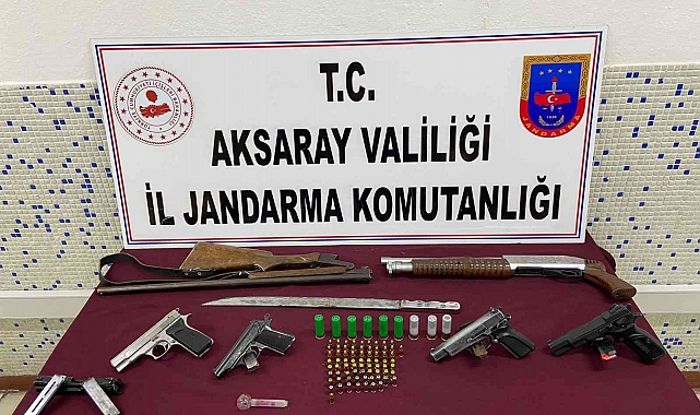 Aksaray'daki restoran baskınında çok sayıda silah ele geçirildi
