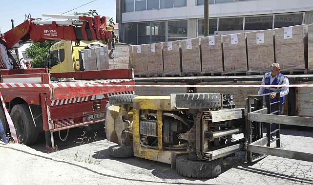 Devrilen forkliftin altında sıkışan operatör yaralandı