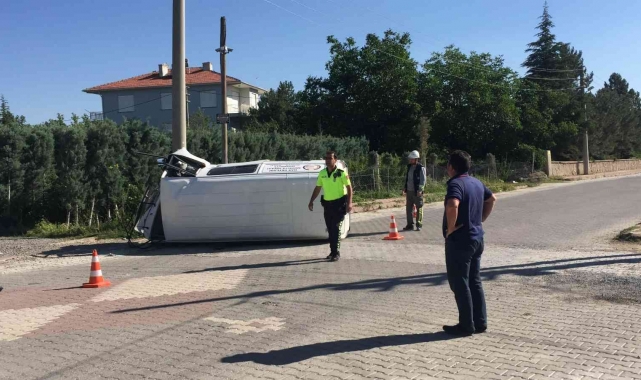 Elektrik direğine çarpan minibüs devrildi: 3 yaralı