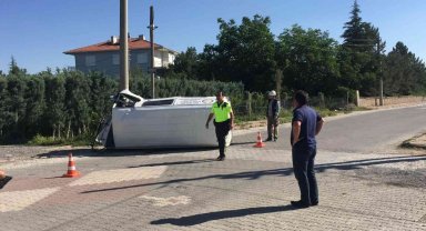 Elektrik direğine çarpan minibüs devrildi: 3 yaralı
