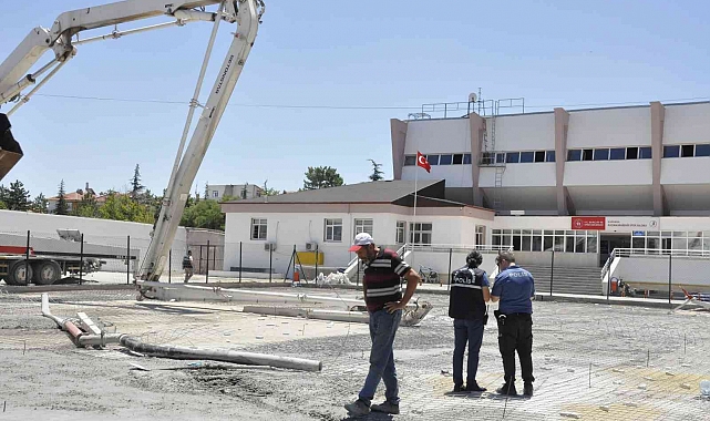 Karaman'da üzerine beton pompasının demir kolu düşen işçi ağır yaralandı