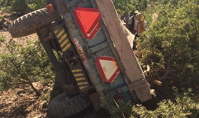 Kontrolden çıkan traktör şarampole devrildi: 2 yaralı