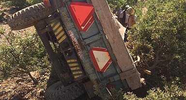 Kontrolden çıkan traktör şarampole devrildi: 2 yaralı