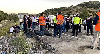 Konya'da iki otomobil çarpıştı: 5 ölü, 4 yaralı