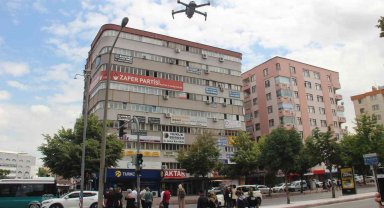 Konya'da ışık ihlali yapan yayalar havadan dron ile uyarıldı ve denetlendi