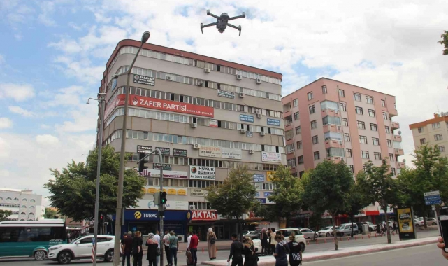 Konya'da ışık ihlali yapan yayalar havadan dron ile uyarıldı ve denetlendi
