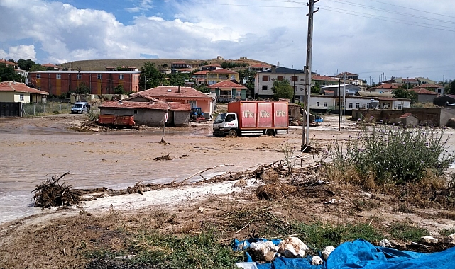 Konya'nın Yunak ilçesinde şiddetli yağış sele neden oldu