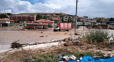 Konya'nın Yunak ilçesinde şiddetli yağış sele neden oldu