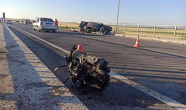 Köprü bariyerine çarpan otomobilin motoru fırladı: 2 yaralı