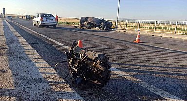 Köprü bariyerine çarpan otomobilin motoru fırladı: 2 yaralı